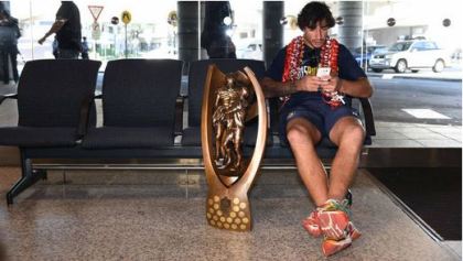 Casual champion Johnathan Thurston returning home with the League Trophy. Photograph by Brendan Esposito, sourced from The Herald.